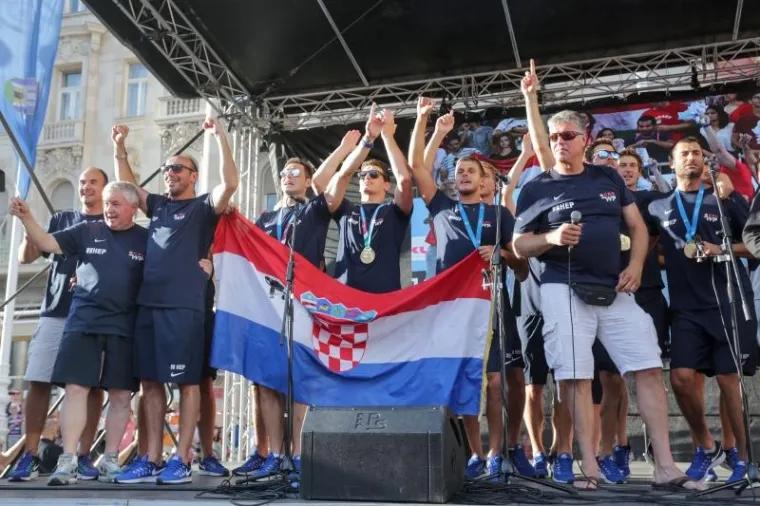 POZDRAV NAJBOLJIMA: Navijači na Trgu dočekali prvake, zajedno proslavili svjetsko zlato
