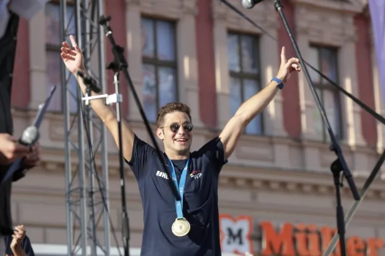POZDRAV NAJBOLJIMA: Navijači na Trgu dočekali prvake, zajedno proslavili svjetsko zlato