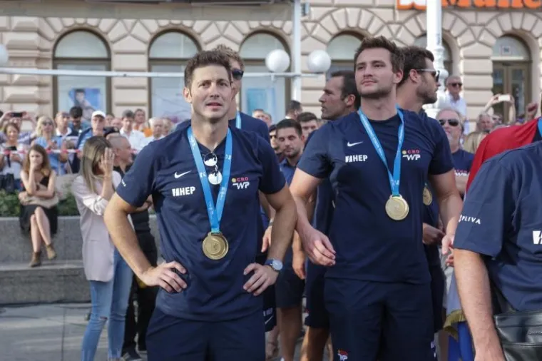 POZDRAV NAJBOLJIMA: Navijači na Trgu dočekali prvake, zajedno proslavili svjetsko zlato