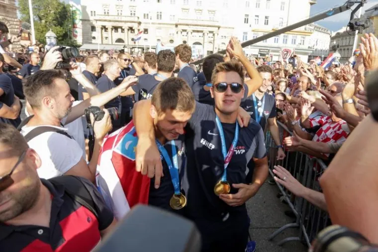 POZDRAV NAJBOLJIMA: Navijači na Trgu dočekali prvake, zajedno proslavili svjetsko zlato