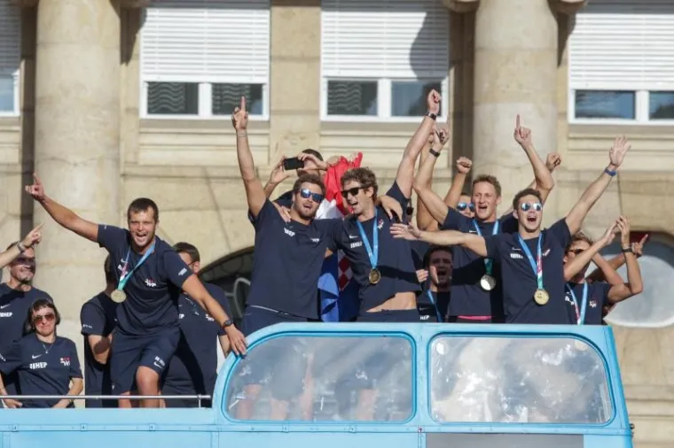 POZDRAV NAJBOLJIMA: Navijači na Trgu dočekali prvake, zajedno proslavili svjetsko zlato