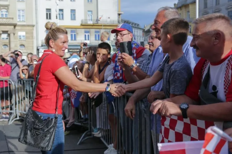 POZDRAV NAJBOLJIMA: Navijači na Trgu dočekali prvake, zajedno proslavili svjetsko zlato