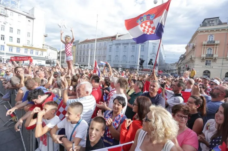 POZDRAV NAJBOLJIMA: Navijači na Trgu dočekali prvake, zajedno proslavili svjetsko zlato
