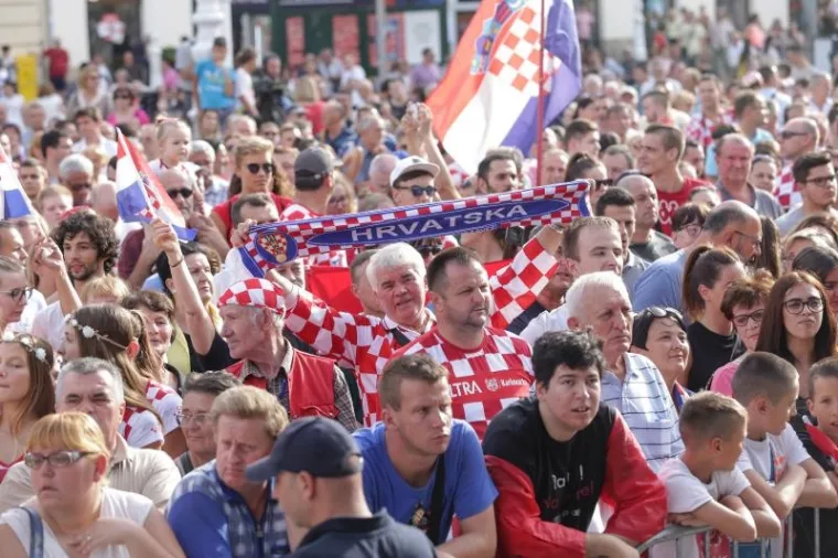 POZDRAV NAJBOLJIMA: Navijači na Trgu dočekali prvake, zajedno proslavili svjetsko zlato