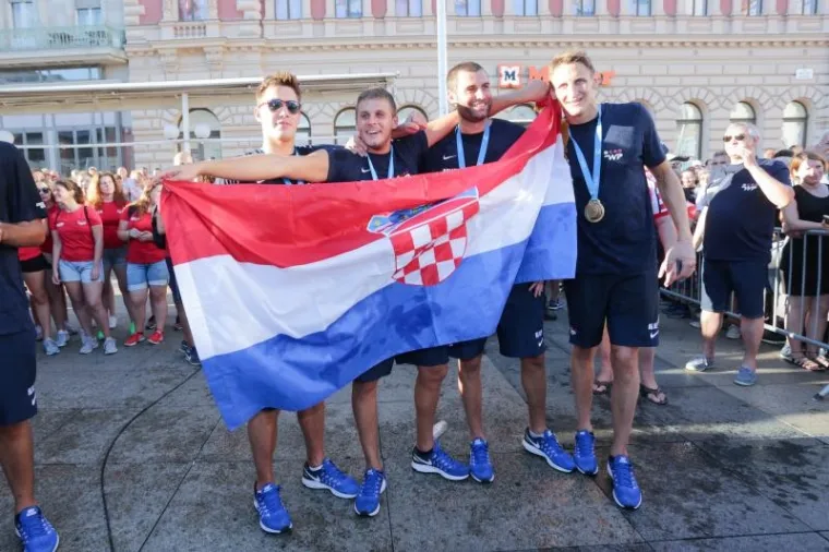 POZDRAV NAJBOLJIMA: Navijači na Trgu dočekali prvake, zajedno proslavili svjetsko zlato