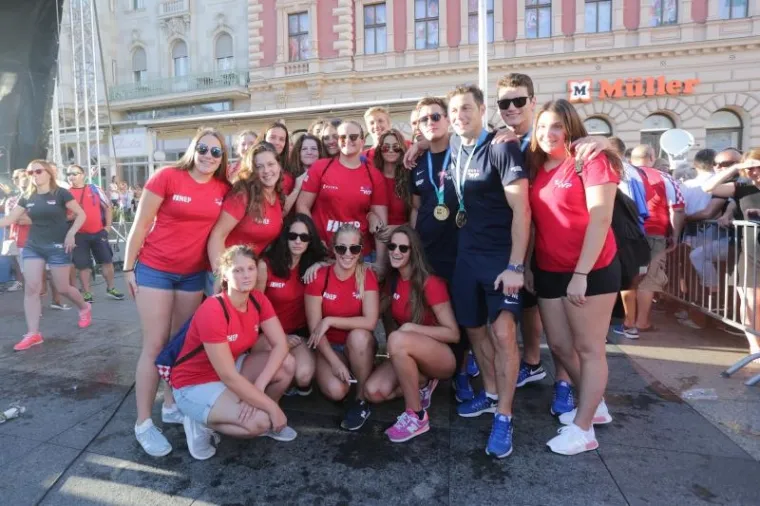 POZDRAV NAJBOLJIMA: Navijači na Trgu dočekali prvake, zajedno proslavili svjetsko zlato