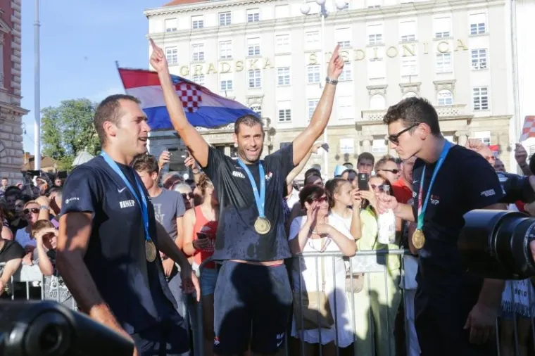 POZDRAV NAJBOLJIMA: Navijači na Trgu dočekali prvake, zajedno proslavili svjetsko zlato
