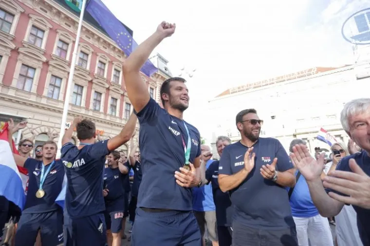 POZDRAV NAJBOLJIMA: Navijači na Trgu dočekali prvake, zajedno proslavili svjetsko zlato