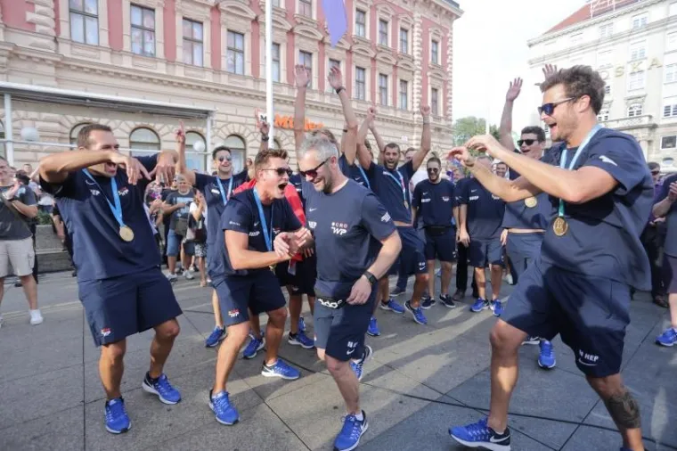 POZDRAV NAJBOLJIMA: Navijači na Trgu dočekali prvake, zajedno proslavili svjetsko zlato