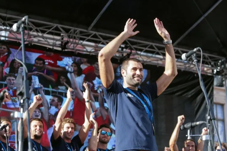 POZDRAV NAJBOLJIMA: Navijači na Trgu dočekali prvake, zajedno proslavili svjetsko zlato