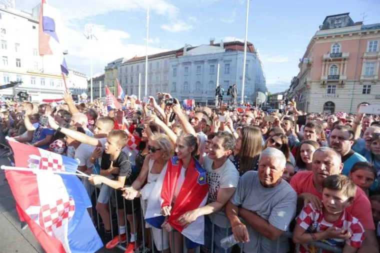 POZDRAV NAJBOLJIMA: Navijači na Trgu dočekali prvake, zajedno proslavili svjetsko zlato