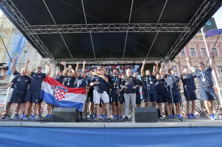 POZDRAV NAJBOLJIMA: Navijači na Trgu dočekali prvake, zajedno proslavili svjetsko zlato