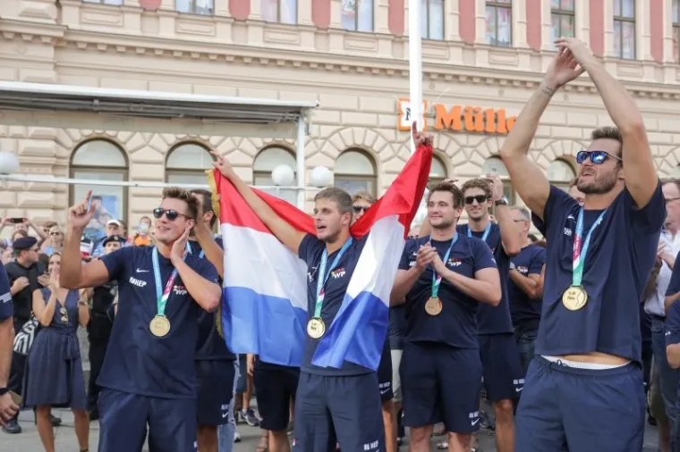 Pogledajte kako je izgledao spektakularan doček zlatnih vaterpolista