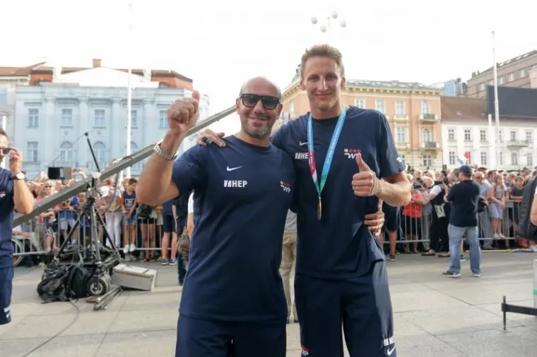 Pogledajte kako je izgledao spektakularan doček zlatnih vaterpolista