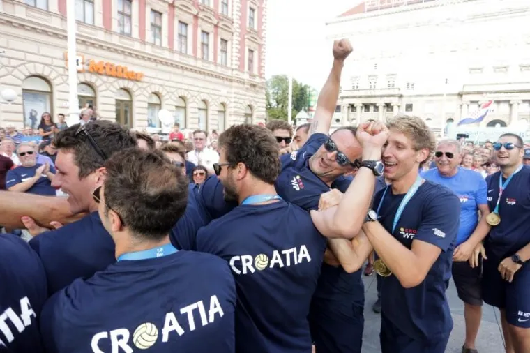 Pogledajte kako je izgledao spektakularan doček zlatnih vaterpolista