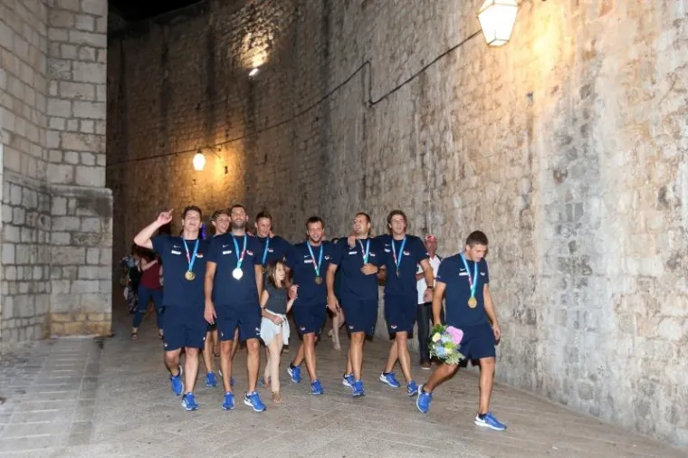 FE&Scaron;TA NA DUBROVAČKI NAČIN: Zlatni vaterpolisti dočekani kako i dolikuje sportskim herojima