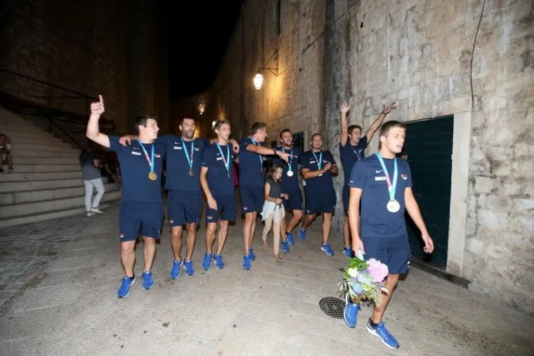 FE&Scaron;TA NA DUBROVAČKI NAČIN: Zlatni vaterpolisti dočekani kako i dolikuje sportskim herojima