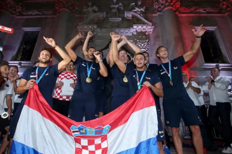 FE&Scaron;TA NA DUBROVAČKI NAČIN: Zlatni vaterpolisti dočekani kako i dolikuje sportskim herojima