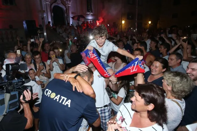 FE&Scaron;TA NA DUBROVAČKI NAČIN: Zlatni vaterpolisti dočekani kako i dolikuje sportskim herojima