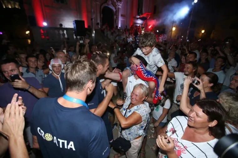 FE&Scaron;TA NA DUBROVAČKI NAČIN: Zlatni vaterpolisti dočekani kako i dolikuje sportskim herojima