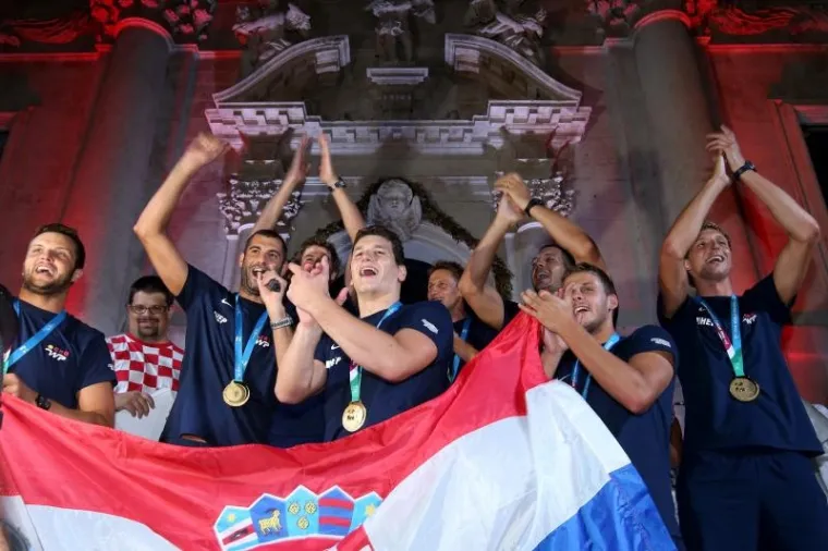 FE&Scaron;TA NA DUBROVAČKI NAČIN: Zlatni vaterpolisti dočekani kako i dolikuje sportskim herojima