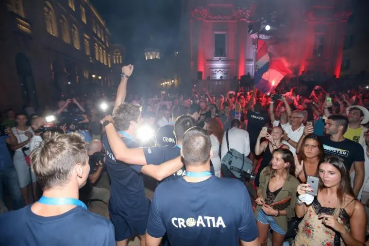 FE&Scaron;TA NA DUBROVAČKI NAČIN: Zlatni vaterpolisti dočekani kako i dolikuje sportskim herojima