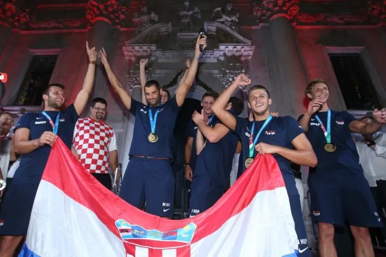 FE&Scaron;TA NA DUBROVAČKI NAČIN: Zlatni vaterpolisti dočekani kako i dolikuje sportskim herojima
