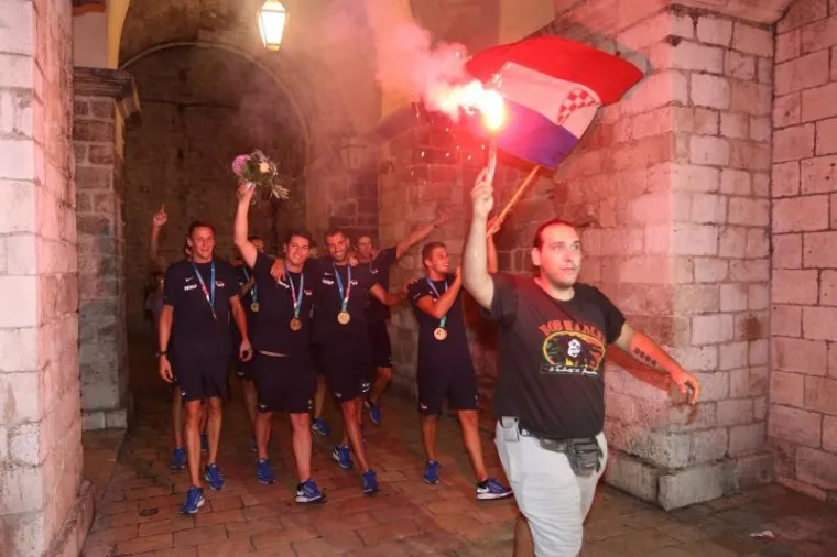 FE&Scaron;TA NA DUBROVAČKI NAČIN: Zlatni vaterpolisti dočekani kako i dolikuje sportskim herojima