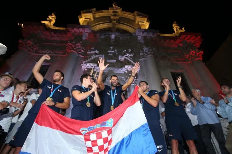 FE&Scaron;TA NA DUBROVAČKI NAČIN: Zlatni vaterpolisti dočekani kako i dolikuje sportskim herojima