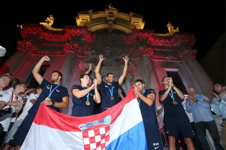 FE&Scaron;TA NA DUBROVAČKI NAČIN: Zlatni vaterpolisti dočekani kako i dolikuje sportskim herojima