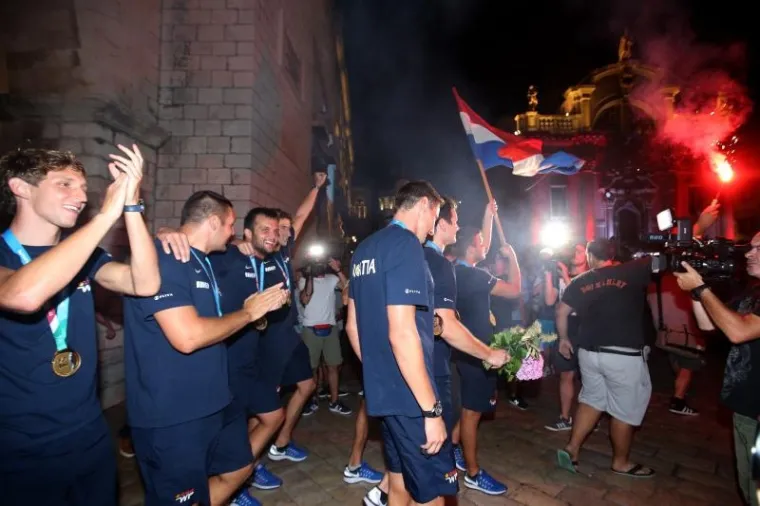 FE&Scaron;TA NA DUBROVAČKI NAČIN: Zlatni vaterpolisti dočekani kako i dolikuje sportskim herojima