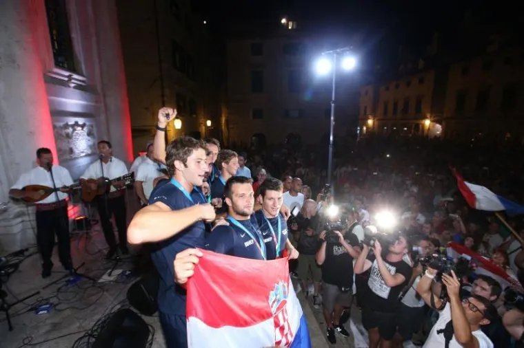 FE&Scaron;TA NA DUBROVAČKI NAČIN: Zlatni vaterpolisti dočekani kako i dolikuje sportskim herojima
