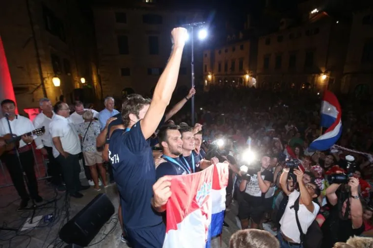 30.07.2017., Dubrovnik - Clanovi vaterpolo reprezentacije iz Dubrovnika docekani su razdragano, s pjesmom i bengalkama na prepunom Stradunu.  
Sandro Sukno, Marko Bijac, Maro Jokovic, Andro Buslje, Marko Macan, Loren Fatovovic, Luka Loncar i Xavi Garcia.  
Photo: Zeljko Lukunic/PIXSELL