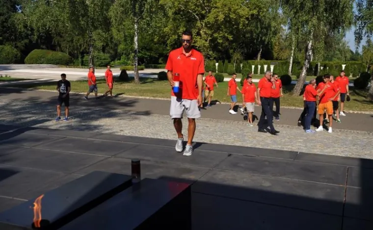 PRISJETILI SE VELIKANA: Ko&scaron;arka&scaron;i uoči odlaska na pripreme odali počast Kre&scaron;i i Draženu