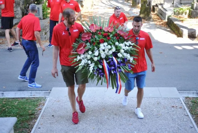 PRISJETILI SE VELIKANA: Ko&scaron;arka&scaron;i uoči odlaska na pripreme odali počast Kre&scaron;i i Draženu
