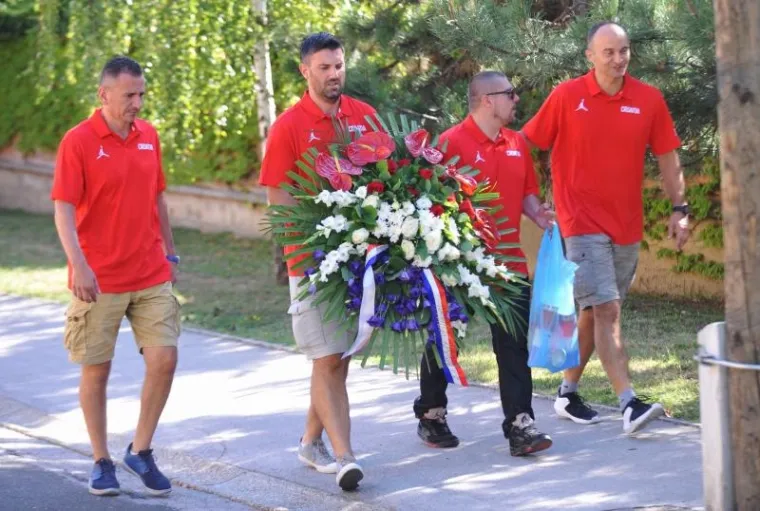 PRISJETILI SE VELIKANA: Ko&scaron;arka&scaron;i uoči odlaska na pripreme odali počast Kre&scaron;i i Draženu