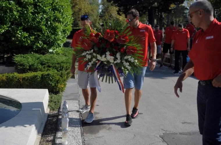 PRISJETILI SE VELIKANA: Ko&scaron;arka&scaron;i uoči odlaska na pripreme odali počast Kre&scaron;i i Draženu