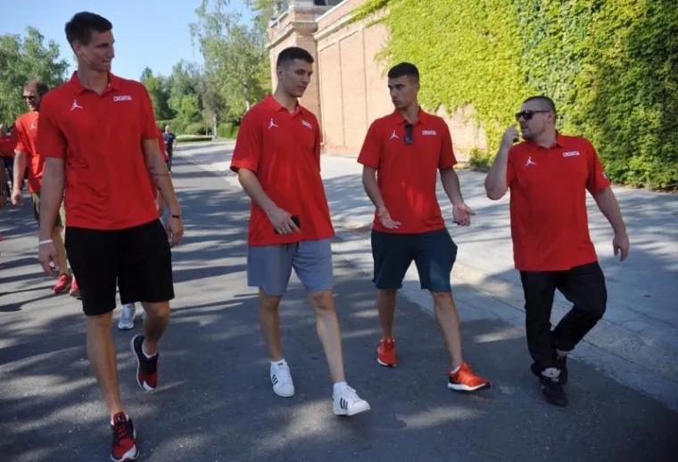 PRISJETILI SE VELIKANA: Ko&scaron;arka&scaron;i uoči odlaska na pripreme odali počast Kre&scaron;i i Draženu