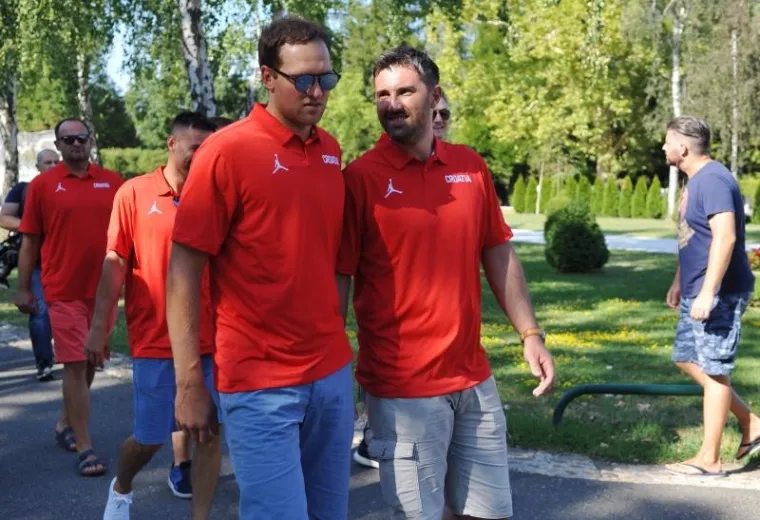 PRISJETILI SE VELIKANA: Ko&scaron;arka&scaron;i uoči odlaska na pripreme odali počast Kre&scaron;i i Draženu