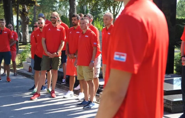 PRISJETILI SE VELIKANA: Ko&scaron;arka&scaron;i uoči odlaska na pripreme odali počast Kre&scaron;i i Draženu