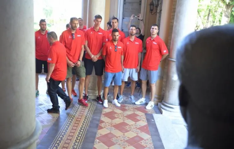 PRISJETILI SE VELIKANA: Ko&scaron;arka&scaron;i uoči odlaska na pripreme odali počast Kre&scaron;i i Draženu