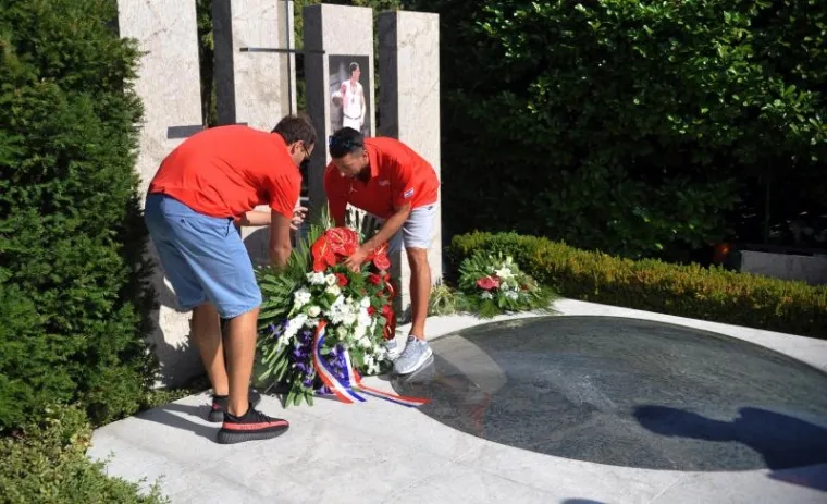 PRISJETILI SE VELIKANA: Ko&scaron;arka&scaron;i uoči odlaska na pripreme odali počast Kre&scaron;i i Draženu