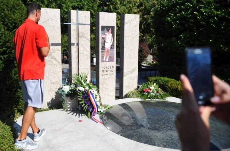 Neposredno prije odlaska na pripreme u Sv. Martin na Muri, hrvatski ko&scaron;arka&scaron;i i stručni stožer položili su vijence na Mirogoju su položili vijence na grob Dražena Petrovića i Kre&scaron;imira Ćosića. Nakon prisjećanja velikana krenuli su u svoju stalnu bazu, gdje u utorak od 10.00 sati počinju s prvim, uvodnim treningom priprema za Eurobasket, koji se u rujnu igra u četiri zemlje, sa zavr&scaron;nicom u Istanbulu.