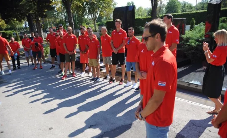 Neposredno prije odlaska na pripreme u Sv. Martin na Muri, hrvatski ko&scaron;arka&scaron;i i stručni stožer položili su vijence na Mirogoju su položili vijence na grob Dražena Petrovića i Kre&scaron;imira Ćosića. Nakon prisjećanja velikana krenuli su u svoju stalnu bazu, gdje u utorak od 10.00 sati počinju s prvim, uvodnim treningom priprema za Eurobasket, koji se u rujnu igra u četiri zemlje, sa zavr&scaron;nicom u Istanbulu.