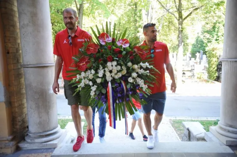 Neposredno prije odlaska na pripreme u Sv. Martin na Muri, hrvatski ko&scaron;arka&scaron;i i stručni stožer položili su vijence na Mirogoju su položili vijence na grob Dražena Petrovića i Kre&scaron;imira Ćosića. Nakon prisjećanja velikana krenuli su u svoju stalnu bazu, gdje u utorak od 10.00 sati počinju s prvim, uvodnim treningom priprema za Eurobasket, koji se u rujnu igra u četiri zemlje, sa zavr&scaron;nicom u Istanbulu.