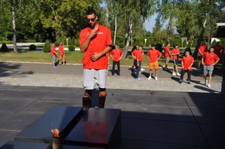 Neposredno prije odlaska na pripreme u Sv. Martin na Muri, hrvatski ko&scaron;arka&scaron;i i stručni stožer položili su vijence na Mirogoju su položili vijence na grob Dražena Petrovića i Kre&scaron;imira Ćosića. Nakon prisjećanja velikana krenuli su u svoju stalnu bazu, gdje u utorak od 10.00 sati počinju s prvim, uvodnim treningom priprema za Eurobasket, koji se u rujnu igra u četiri zemlje, sa zavr&scaron;nicom u Istanbulu.