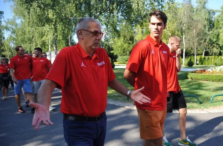 Neposredno prije odlaska na pripreme u Sv. Martin na Muri, hrvatski ko&scaron;arka&scaron;i i stručni stožer položili su vijence na Mirogoju su položili vijence na grob Dražena Petrovića i Kre&scaron;imira Ćosića. Nakon prisjećanja velikana krenuli su u svoju stalnu bazu, gdje u utorak od 10.00 sati počinju s prvim, uvodnim treningom priprema za Eurobasket, koji se u rujnu igra u četiri zemlje, sa zavr&scaron;nicom u Istanbulu.