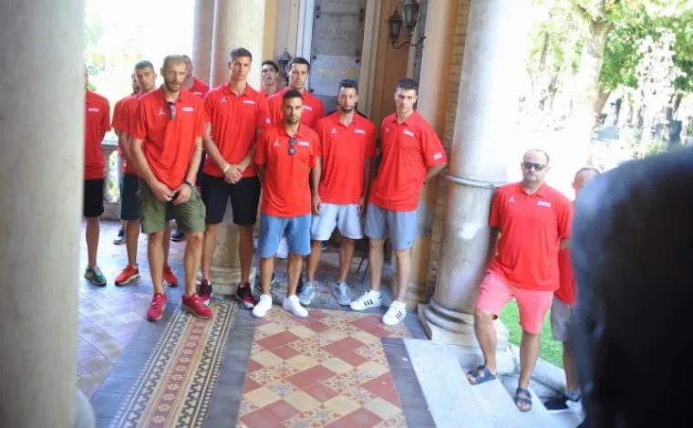 Neposredno prije odlaska na pripreme u Sv. Martin na Muri, hrvatski ko&scaron;arka&scaron;i i stručni stožer položili su vijence na Mirogoju su položili vijence na grob Dražena Petrovića i Kre&scaron;imira Ćosića. Nakon prisjećanja velikana krenuli su u svoju stalnu bazu, gdje u utorak od 10.00 sati počinju s prvim, uvodnim treningom priprema za Eurobasket, koji se u rujnu igra u četiri zemlje, sa zavr&scaron;nicom u Istanbulu.