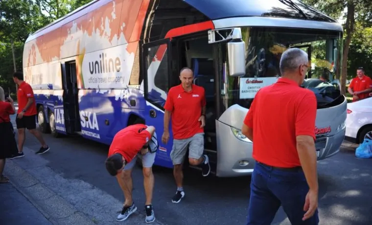 Neposredno prije odlaska na pripreme u Sv. Martin na Muri, hrvatski ko&scaron;arka&scaron;i i stručni stožer položili su vijence na Mirogoju su položili vijence na grob Dražena Petrovića i Kre&scaron;imira Ćosića. Nakon prisjećanja velikana krenuli su u svoju stalnu bazu, gdje u utorak od 10.00 sati počinju s prvim, uvodnim treningom priprema za Eurobasket, koji se u rujnu igra u četiri zemlje, sa zavr&scaron;nicom u Istanbulu.