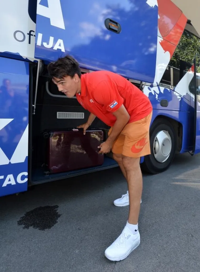 Neposredno prije odlaska na pripreme u Sv. Martin na Muri, hrvatski ko&scaron;arka&scaron;i i stručni stožer položili su vijence na Mirogoju su položili vijence na grob Dražena Petrovića i Kre&scaron;imira Ćosića. Nakon prisjećanja velikana krenuli su u svoju stalnu bazu, gdje u utorak od 10.00 sati počinju s prvim, uvodnim treningom priprema za Eurobasket, koji se u rujnu igra u četiri zemlje, sa zavr&scaron;nicom u Istanbulu.